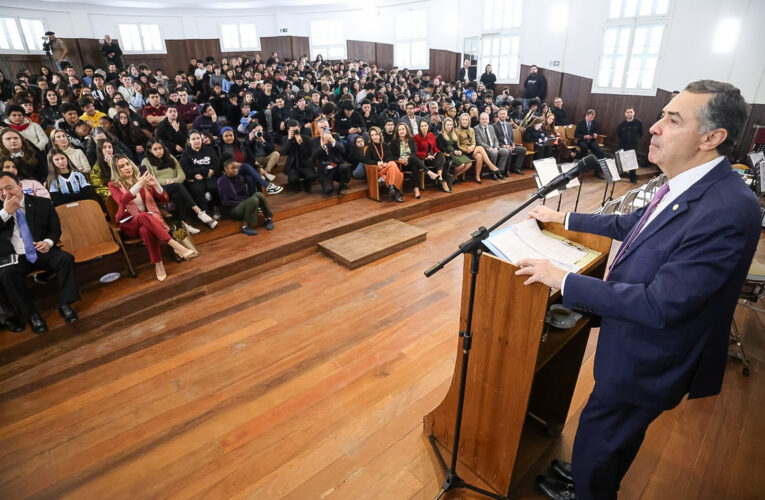 Presidente do STF conversa com alunos de Porto Alegre sobre mudanças climáticas e inteligência artificial