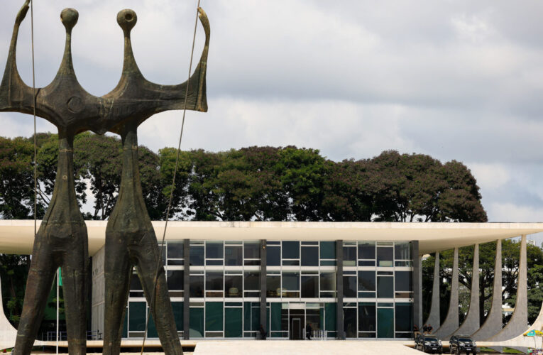 Retomada de funcionamento do X depende do pagamento integral das multas, decide STF