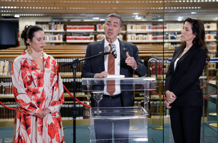Presidente do STF prestigia lançamento de livro escrito por 30 mulheres