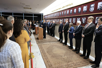 Livro em homenagem ao ministro Sepúlveda Pertence é lançado no STF